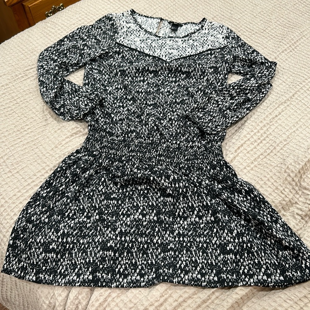 H&M black & white 3/4 sleeve dress.